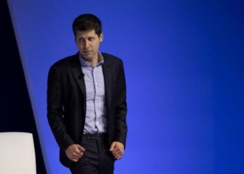 A lo Steve Jobs, Sam Altman es misteriosamente despedido de su propia empresa, OpenAI