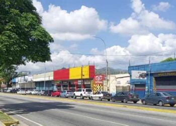 En Aragua buscan gasolina “hasta debajo de las piedras” tras largas colas