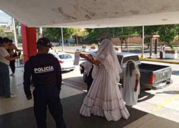 “La Llorona” prostestó frente a Corpoelec en Táchira porque el servicio va “de espanto” (FOTOS)
