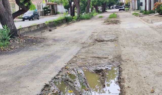 Habitantes de Corocito en Aragua, desesperados por una solución a la paupérrima vialidad
