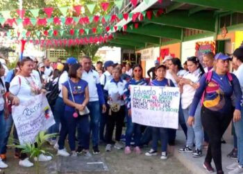 Docentes de Barinas protestaron en la Zona Educativa por sus reivindicaciones laborales