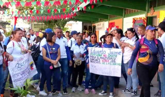 Docentes de Barinas protestaron en la Zona Educativa por sus reivindicaciones laborales