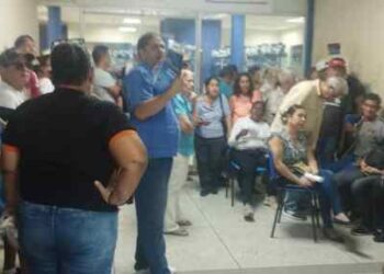 Desorden, largas colas y gente durmiendo en las afueras del Saime marcan la jornada de cedulación en Punto Fijo