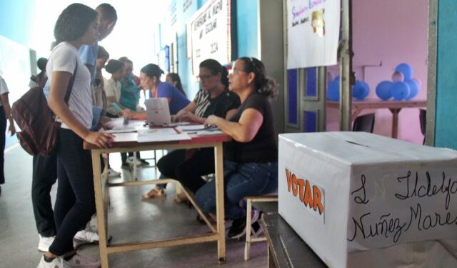 Sospechoso “simulacro” por el Esequibo: Estudiantes con su cédula votaron en la misma web del CNE