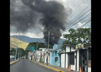 Foto: Se registró incendio en estructura de la Upel en Maracay