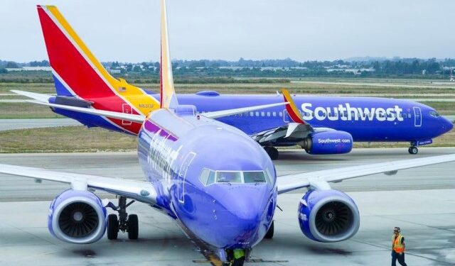 Pánico en Nueva Orleans: Pasajero abrió la puerta de un avión y saltó al ala justo antes de despegar (VIDEO)