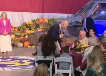 El nuevo perturbador VIDEO de Biden: corrió hacia una niña para decirle “me encantan tus orejas”
