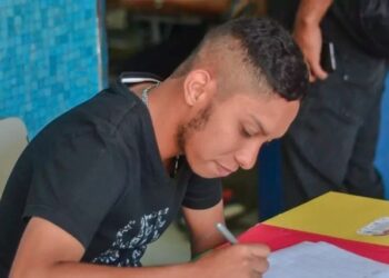 Entre lágrimas, el padre de John Álvarez pidió por su inmediata liberación (VIDEO)