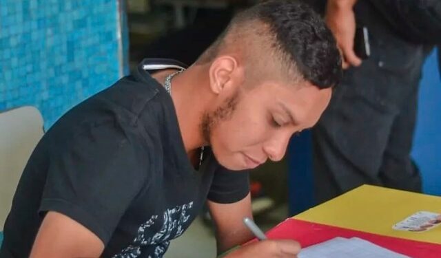 Entre lágrimas, el padre de John Álvarez pidió por su inmediata liberación (VIDEO)