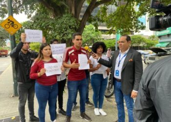 Jóvenes protestaron frente a la embajada de Perú en Caracas tras agresiones a la Vinotinto