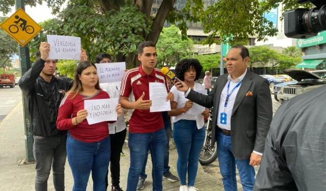 Jóvenes protestaron frente a la embajada de Perú en Caracas tras agresiones a la Vinotinto