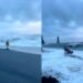 Casi son devorados por el mar al intentar sacar una FOTO en la playa más peligrosa de Islandia