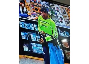 Captaron EN VIDEO a un trabajador de la Gobernación en La Guaira robándose un galón de pintura