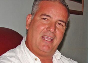 ¿Qué es peor? ¿Acosta Carlez eructando o cantando y tocando piano? (VIDEOS)