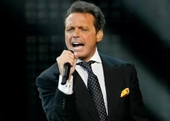 Critican a Luis Miguel por besar a una niña en pleno concierto (Video)