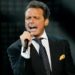 Critican a Luis Miguel por besar a una niña en pleno concierto (Video)