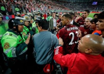 La drástica sanción que podría recibir Perú tras incidentes de la policía contra jugadores de la Vinotinto