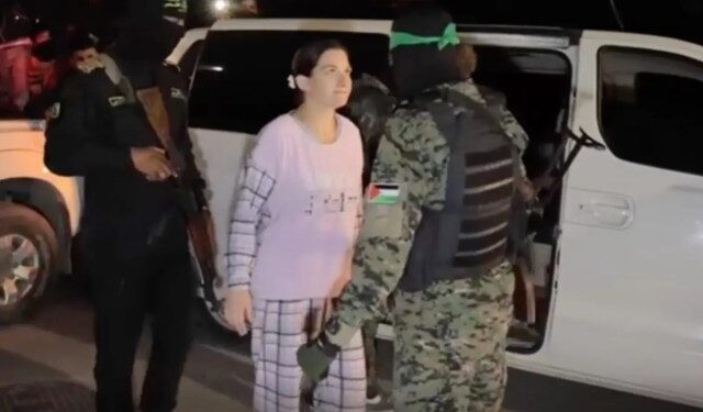 Rehén israelí con la “mirada fulminante” durante su liberación dio un ultimátum a Hamás