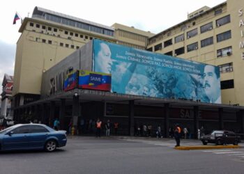VIDEO: tuvo que buscar aguja e hilo porque el Saime no le perdonó este pequeño descosido en su pantalón