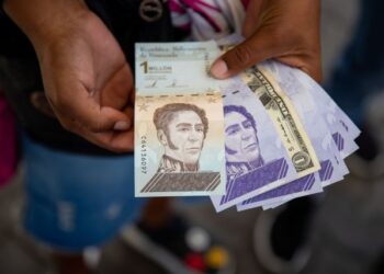 El bolívar tuvo su menor devaluación frente al dólar por primera vez desde marzo