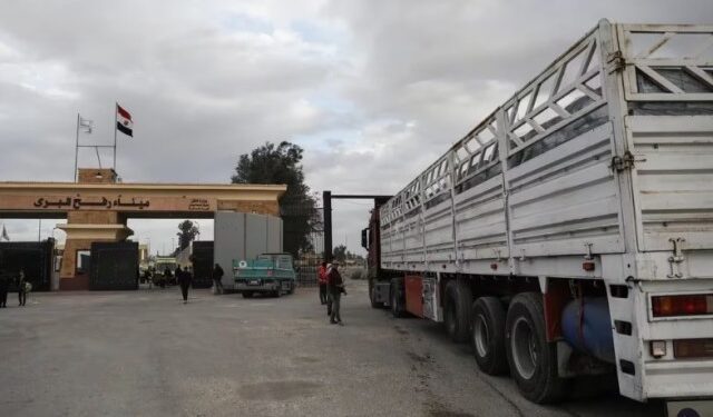 Entran los primeros camiones con ayuda humanitaria desde Egipto a Gaza