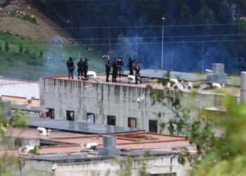 Asesinan a un preso en disturbios en cárcel de Ecuador atacada con explosivo desde un dron