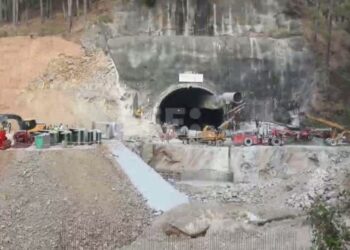 Autoridades indias dicen estar a unos cinco metros de los 41 obreros atrapados en un túnel