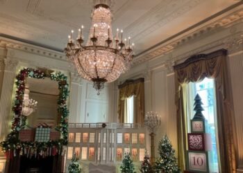 Las manos latinas detrás de la colorida exhibición navideña de la Casa Blanca (Video)