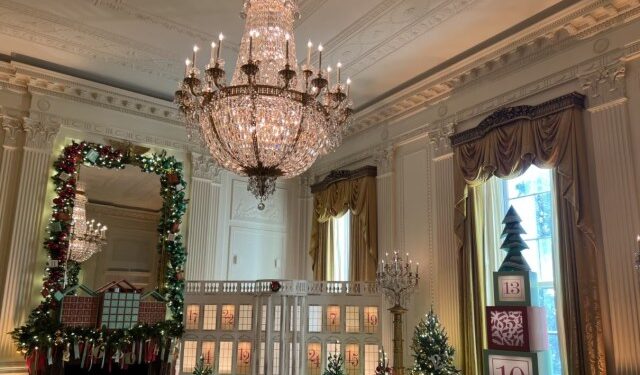 Las manos latinas detrás de la colorida exhibición navideña de la Casa Blanca (Video)