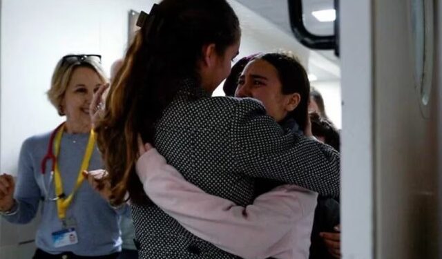 “Una empanada”: el primer deseo de una de las niñas secuestradas por Hamás al llegar a un hospital de Israel