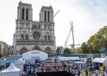 La nueva aguja de Notre Dame empieza a despuntar en París