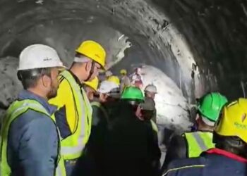 Rescatistas progresan hacia los obreros atrapados en un túnel en India desde hace 11 días