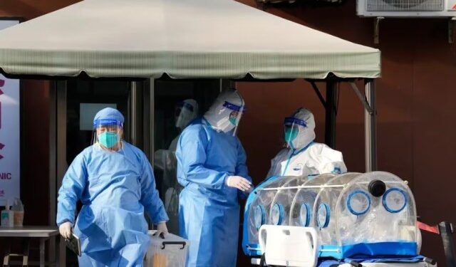 Varios hospitales en China están desbordados por la rápida expansión de una enfermedad respiratoria entre niños