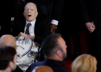 El expresidente Jimmy Carter da el último adiós a su esposa Rosalynn