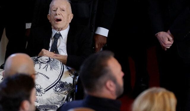 El expresidente Jimmy Carter da el último adiós a su esposa Rosalynn