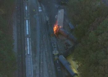 El descarrilamiento de un tren desató un voraz incendio en Atlanta (VIDEO)
