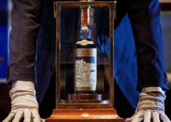 Una botella de whisky de hace casi un siglo alcanzó un precio récord millonario en una subasta
