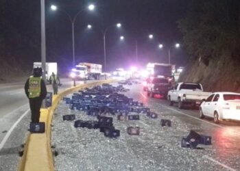 Gandola que llevaba cajas de cerveza se volcó en la Autopista Regional del Centro (Video)