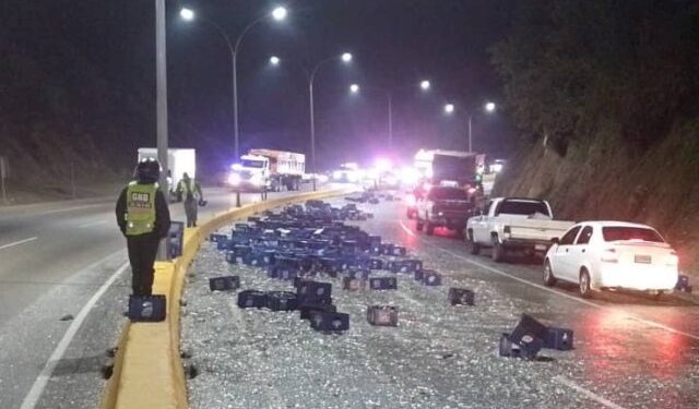 Gandola que llevaba cajas de cerveza se volcó en la Autopista Regional del Centro (Video)