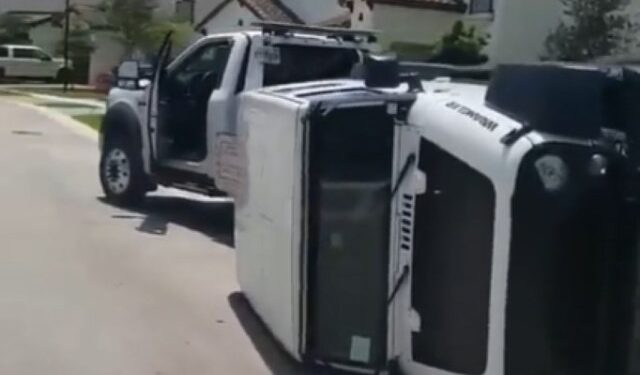 La bochornosa escena que protagonizó venezolana en EEUU para evitar que su vehículo fuera remolcado (VIDEO)