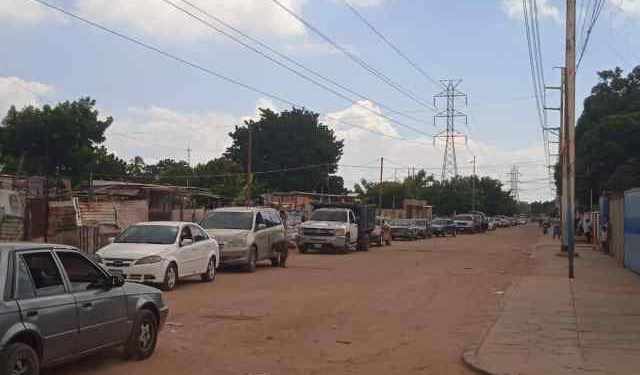 Persiste el bachaqueo de los yukpas y reina la anarquía en gasolineras de Zulia