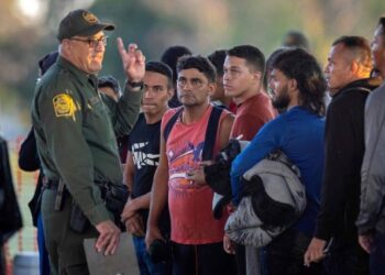 Las ciudades de EEUU que les pagan a los migrantes para que se vayan