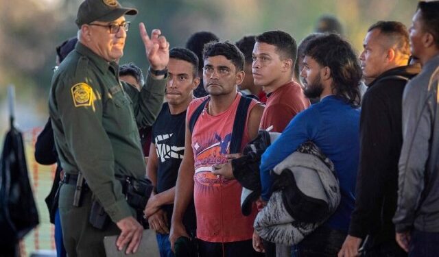 Las ciudades de EEUU que les pagan a los migrantes para que se vayan