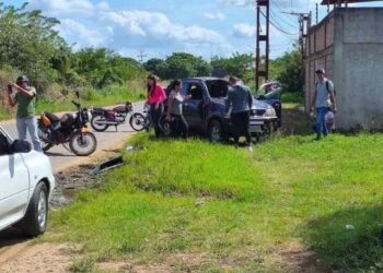 Por esquivar un hueco chocaron dos carros en Valle de la Pascua (FOTOS)