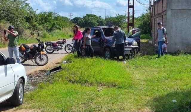 Por esquivar un hueco chocaron dos carros en Valle de la Pascua (FOTOS)