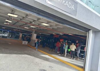 Merideños se debaten entre hacer la cola en tiendas por el Black Friday o surtir gasolina