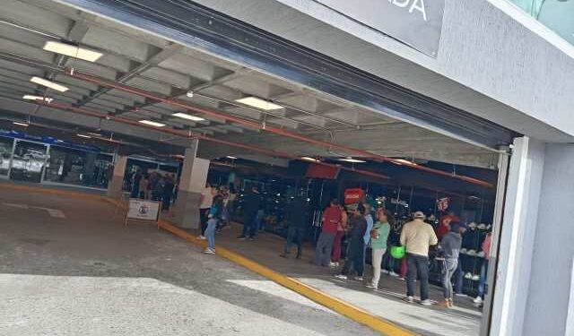 Merideños se debaten entre hacer la cola en tiendas por el Black Friday o surtir gasolina