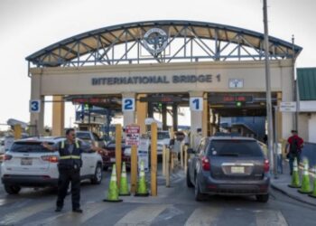 EEUU suspende el trámite vehicular en Eagle Pass ante mayor flujo migratorio