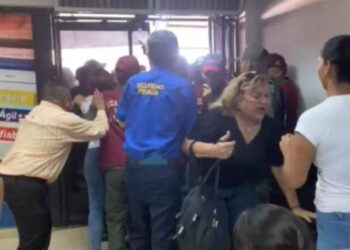 Molestias, insultos y peleas fue el resultado de la jornada de cedulación en Zulia