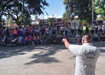 “Con este salario no alcanza para las hallacas”: Docentes de Barinitas reclaman aumento